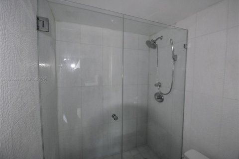 Купить кондоминиум в Халландейл-Бич, Флорида 1 спальня, 83.24м2, № 2067399 - фото 10
