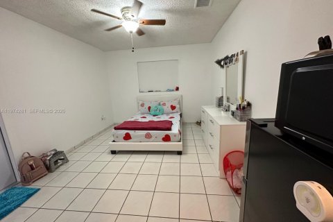 House in Hialeah, Florida 3 bedrooms, 118.36 sq.m. № 2041141 - photo 5