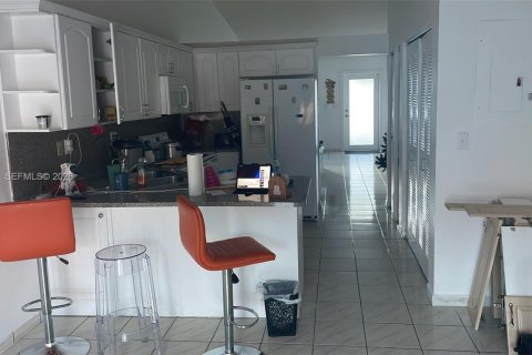 House in Hialeah, Florida 3 bedrooms, 118.36 sq.m. № 2041141