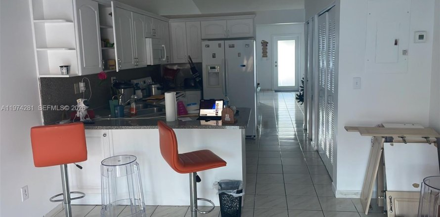 House in Hialeah, Florida 3 bedrooms, 118.36 sq.m. № 2041141