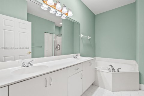 Купить таунхаус в Санрайз, Флорида 2 спальни, 126.81м2, № 1932971 - фото 9