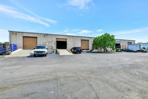 Commercial property in Orlando, Florida 546.73 sq.m. № 2203547 - photo 24