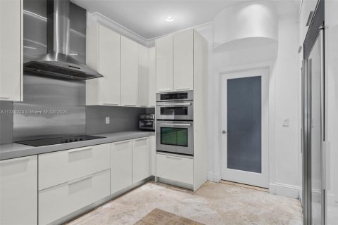 Купить виллу или дом в Ки-Бискейн, Флорида 1 комната, 372.26м2, № 1940308 - фото 12