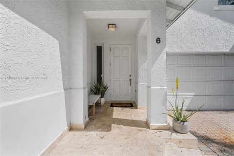 Купить виллу или дом в Ки-Бискейн, Флорида 1 комната, 372.26м2, № 1940308 - фото 4