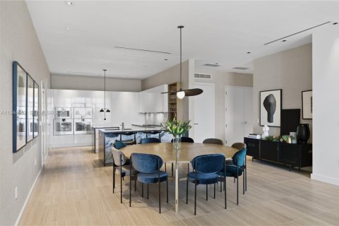 Condo in Miami Beach, Florida, 2 bedrooms  № 2002109 - photo 19