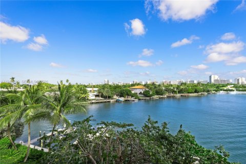 Condo in Miami Beach, Florida, 2 bedrooms  № 2002109 - photo 18