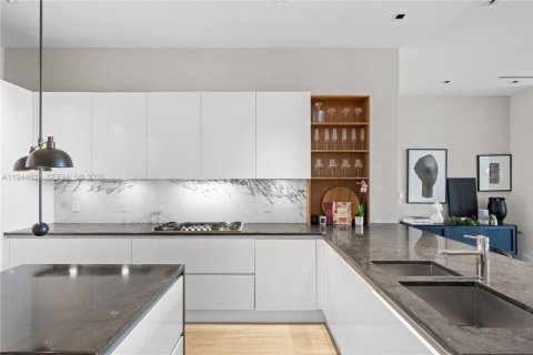 Condo in Miami Beach, Florida, 2 bedrooms  № 2002109 - photo 23