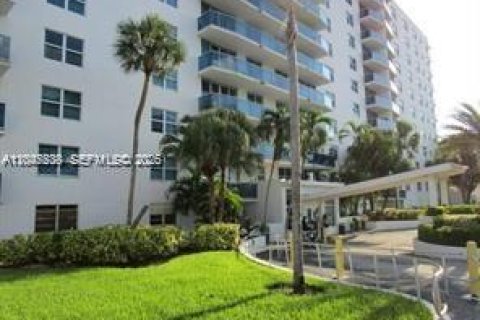 Appartement à louer à North Bay Village, Floride: 2 chambres, 104.98 m2 № 2241321 - photo 2