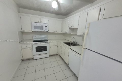 Снять в аренду кондоминиум в Майами, Флорида 1 спальня, 82.59м2, № 1949660 - фото 1