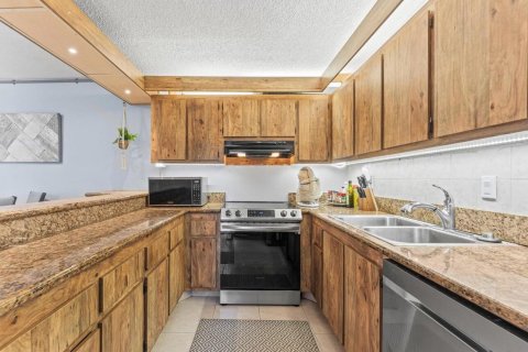 Townhouse in Palm Springs, Florida 3 bedrooms, 143.07 sq.m. № 2385363 - photo 4