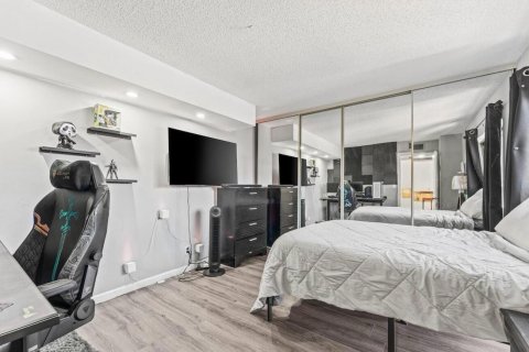 Townhouse in Palm Springs, Florida 3 bedrooms, 143.07 sq.m. № 2385363 - photo 9