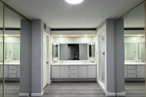 Townhouse in Palm Springs, Florida 3 bedrooms, 143.07 sq.m. № 2385363 - photo 17
