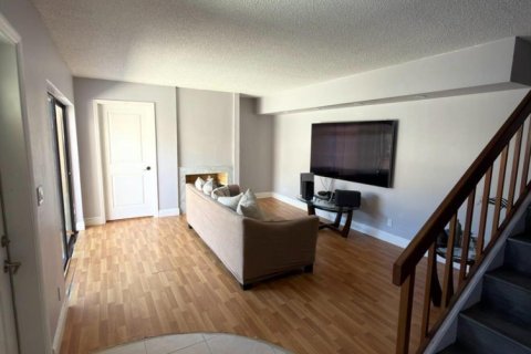 Townhouse in Palm Springs, Florida 3 bedrooms, 143.07 sq.m. № 2385363 - photo 6