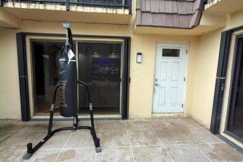 Townhouse in Palm Springs, Florida 3 bedrooms, 143.07 sq.m. № 2385363 - photo 2