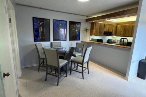 Townhouse in Palm Springs, Florida 3 bedrooms, 143.07 sq.m. № 2385363 - photo 10
