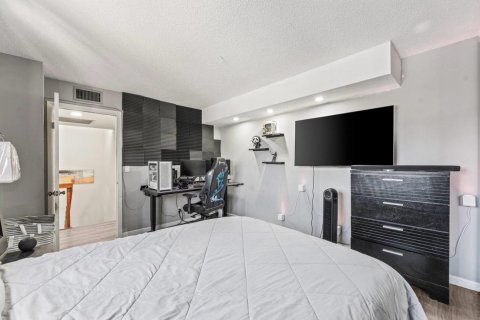 Townhouse in Palm Springs, Florida 3 bedrooms, 143.07 sq.m. № 2385363 - photo 8