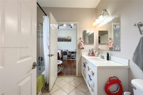 House in Homestead, Florida 3 bedrooms, 162.95 sq.m. № 1889374 - photo 20
