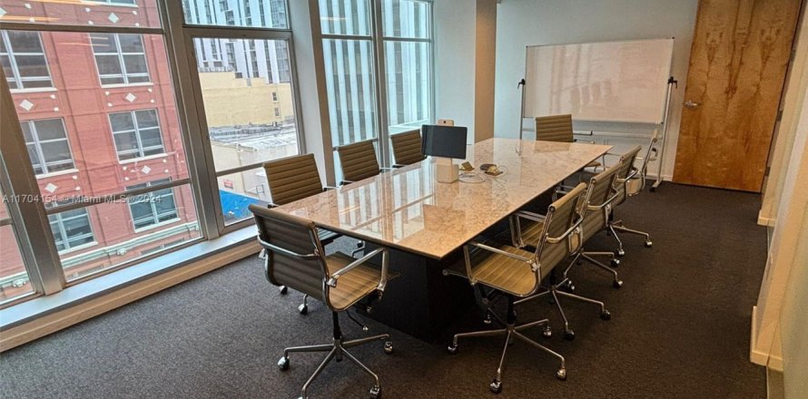 Commercial property in Miami, Florida № 1859676
