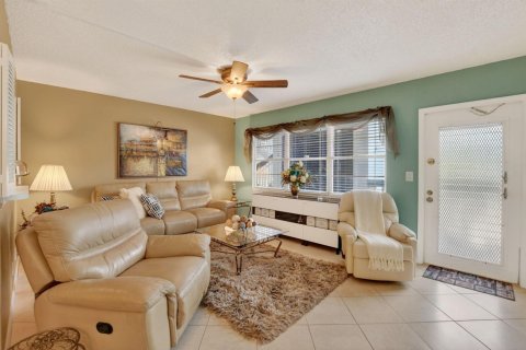 Condo in Deerfield Beach, Florida, 1 bedroom  № 2246233 - photo 11