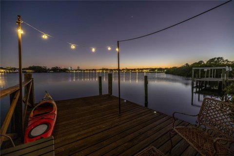 House in Saint Petersburg, Florida 3 bedrooms, 272.02 sq.m. № 1720139 - photo 7
