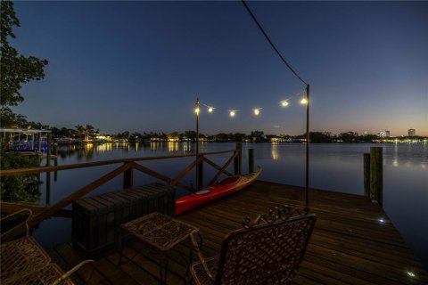 House in Saint Petersburg, Florida 3 bedrooms, 272.02 sq.m. № 1720139 - photo 8