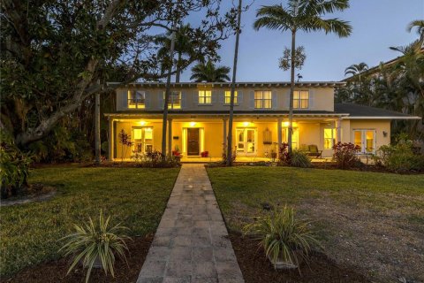 House in Saint Petersburg, Florida 3 bedrooms, 272.02 sq.m. № 1720139 - photo 2