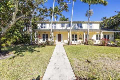 House in Saint Petersburg, Florida 3 bedrooms, 272.02 sq.m. № 1720139 - photo 11