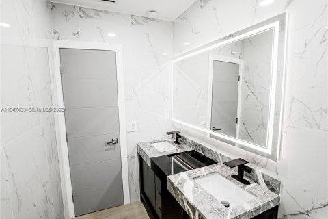 House in Miami Shores, Florida 3 bedrooms, 177.26 sq.m. № 2003396 - photo 25