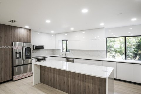 House in Miami Shores, Florida 3 bedrooms, 177.26 sq.m. № 2003396 - photo 12