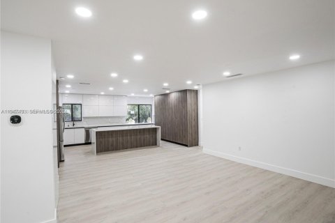 House in Miami Shores, Florida 3 bedrooms, 177.26 sq.m. № 2003396 - photo 10