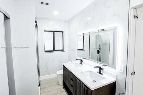 House in Miami Shores, Florida 3 bedrooms, 177.26 sq.m. № 2003396 - photo 21