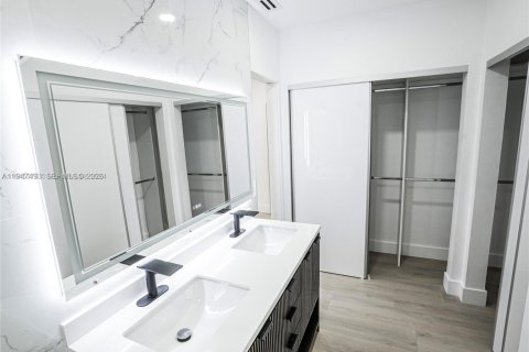 House in Miami Shores, Florida 3 bedrooms, 177.26 sq.m. № 2003396 - photo 20