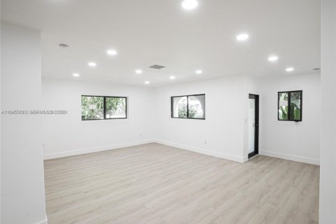 House in Miami Shores, Florida 3 bedrooms, 177.26 sq.m. № 2003396 - photo 5