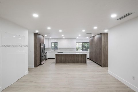 House in Miami Shores, Florida 3 bedrooms, 177.26 sq.m. № 2003396 - photo 11