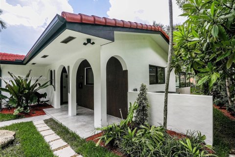 House in Miami Shores, Florida 3 bedrooms, 177.26 sq.m. № 2003396 - photo 3