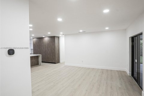 House in Miami Shores, Florida 3 bedrooms, 177.26 sq.m. № 2003396 - photo 8