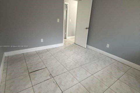 House in Miami, Florida 2 bedrooms, 236.81 sq.m. № 1953403 - photo 6