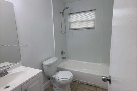 House in Miami, Florida 2 bedrooms, 236.81 sq.m. № 1953403 - photo 7