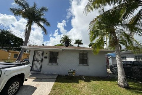 House in Miami, Florida 2 bedrooms, 236.81 sq.m. № 1953403 - photo 1