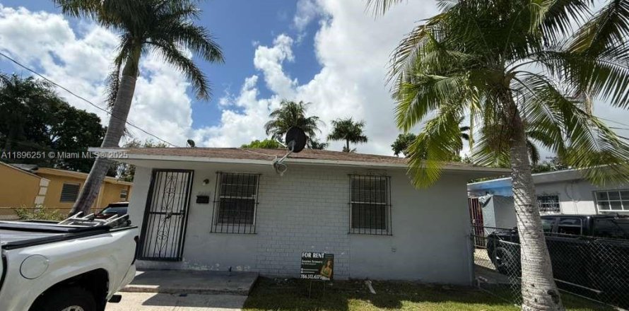 House in Miami, Florida 2 bedrooms, 236.81 sq.m. № 1953403