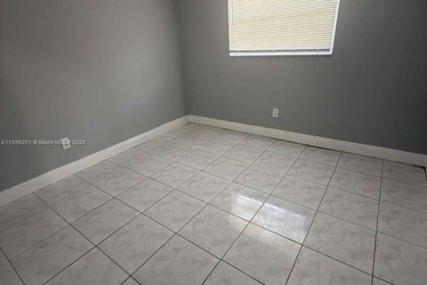 House in Miami, Florida 2 bedrooms, 236.81 sq.m. № 1953403 - photo 4