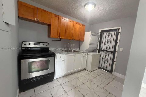 House in Miami, Florida 2 bedrooms, 236.81 sq.m. № 1953403 - photo 3