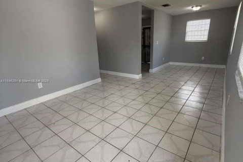 House in Miami, Florida 2 bedrooms, 236.81 sq.m. № 1953403 - photo 5