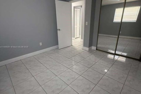 House in Miami, Florida 2 bedrooms, 236.81 sq.m. № 1953403 - photo 2