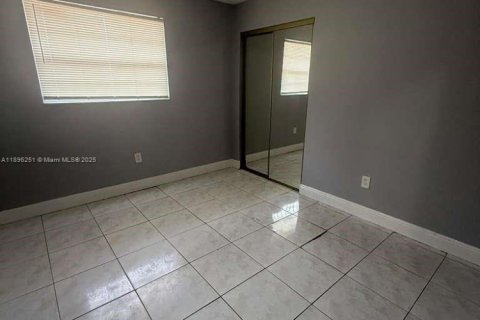 House in Miami, Florida 2 bedrooms, 236.81 sq.m. № 1953403 - photo 8