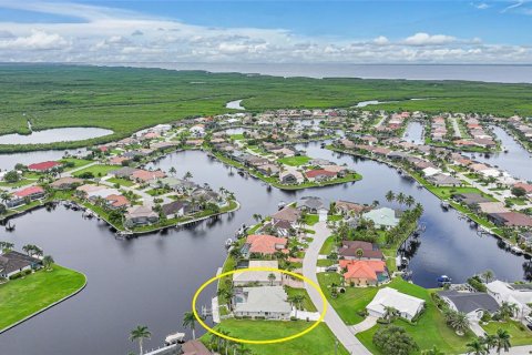 House in Punta Gorda, Florida 3 bedrooms, 242.01 sq.m. № 1910895 - photo 3