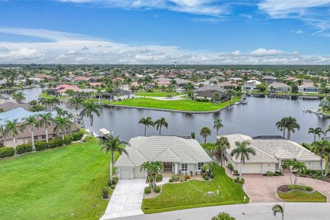 House in Punta Gorda, Florida 3 bedrooms, 242.01 sq.m. № 1910895 - photo 1