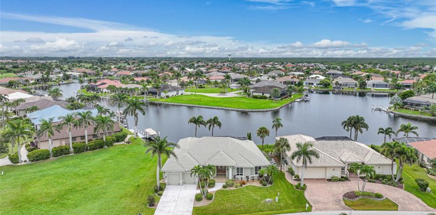 House in Punta Gorda, Florida 3 bedrooms, 242.01 sq.m. № 1910895