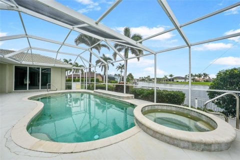 House in Punta Gorda, Florida 3 bedrooms, 242.01 sq.m. № 1910895 - photo 2