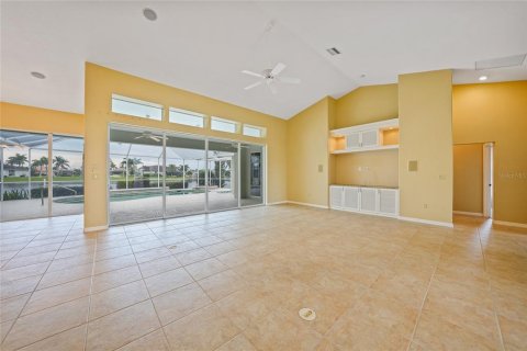 House in Punta Gorda, Florida 3 bedrooms, 242.01 sq.m. № 1910895 - photo 5